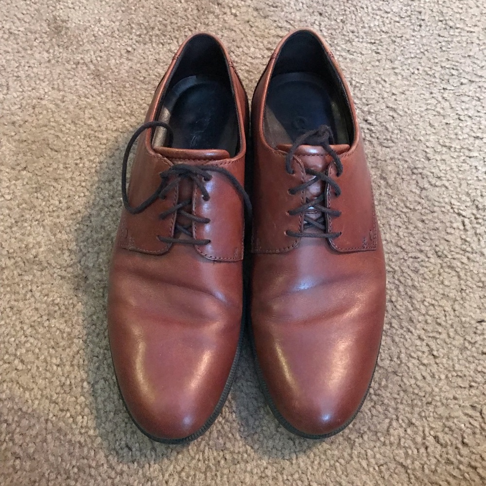 Men’s brown dress shoe